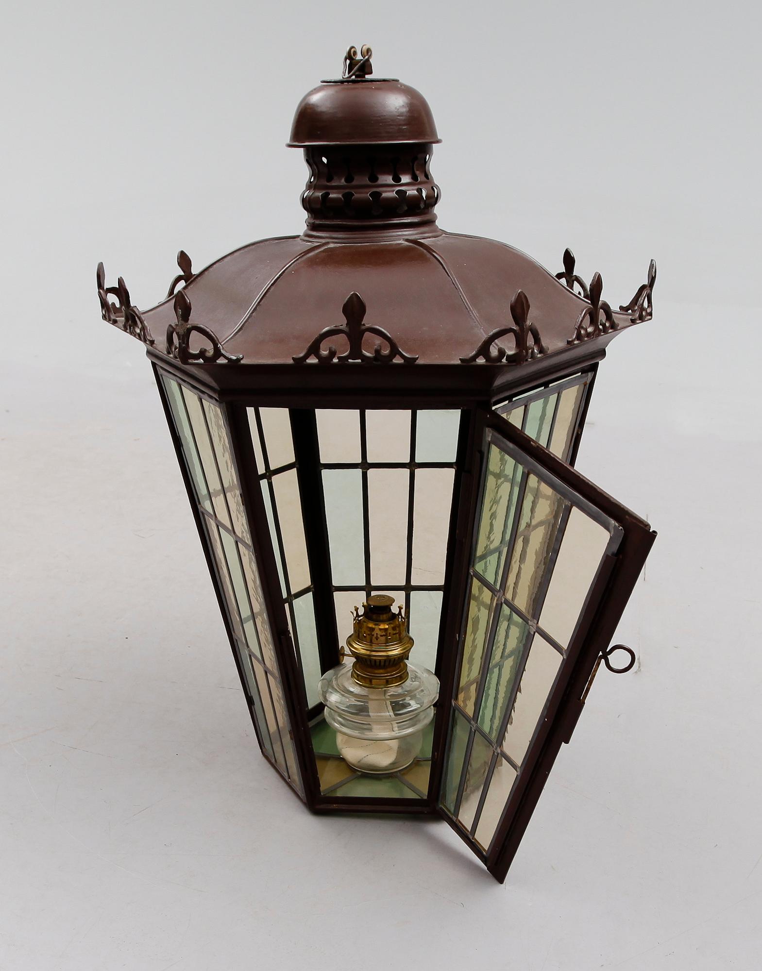 HALLYKTA, blyglas, 1900-tal. Höjd ca 75 cm.
