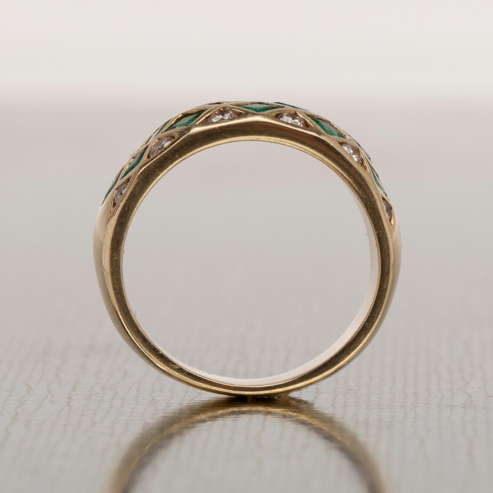 RING, guld 18K, små diamanter 12 st ct och 16 smaragder tot. ca 1,60 ct. 1900-talets sista kvartal. Vikt 6,3 g.