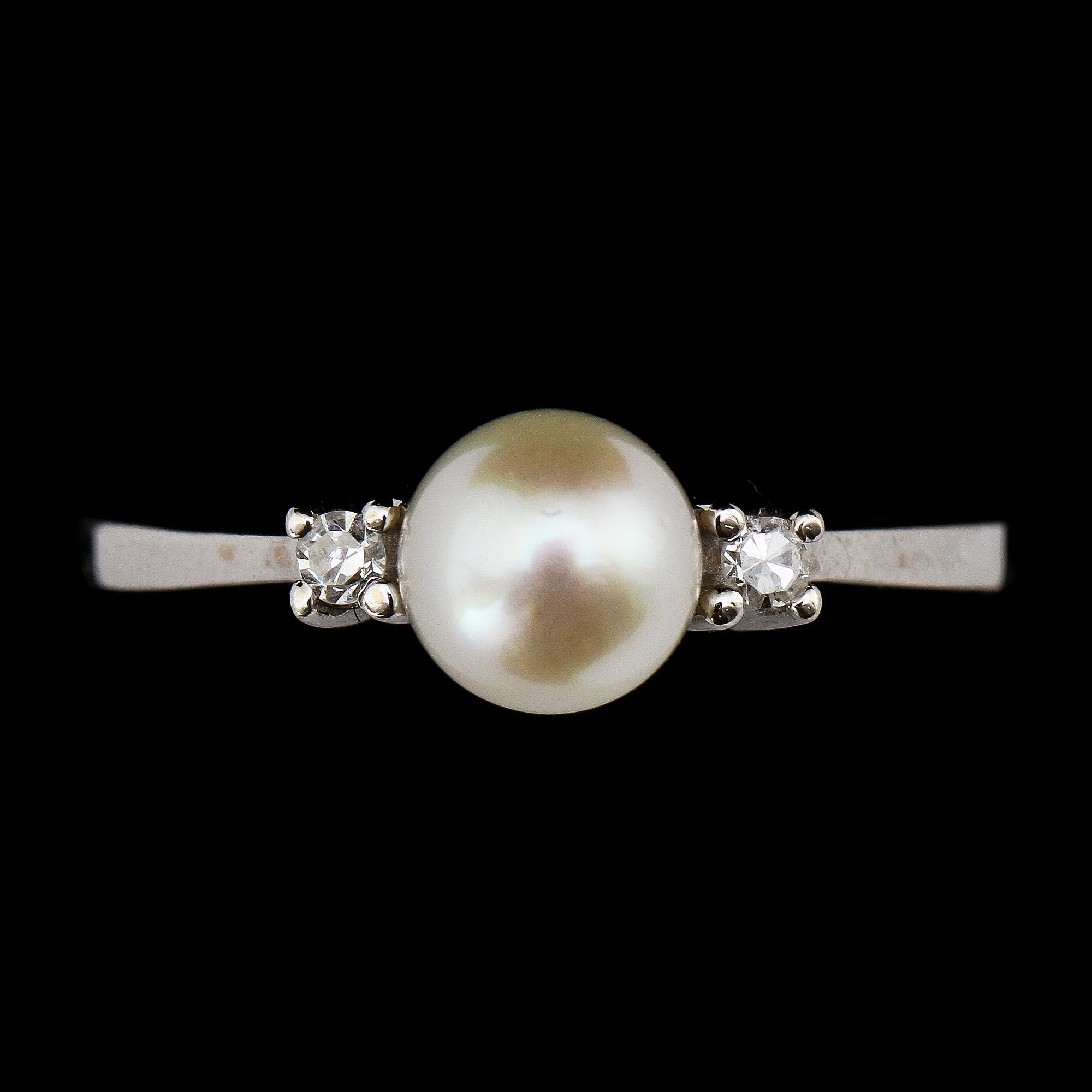 RING, 18k vitguld med pärla och 2 st briljanter. Vikt 2 g.