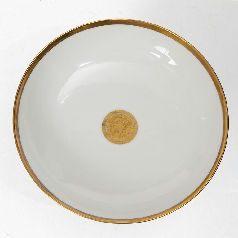 A pair of bowls on foot, 19th Century.