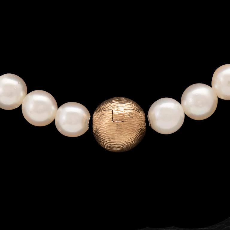 Ole Lynggaard, clasp in 14K gold with accompanying cultured pearls.