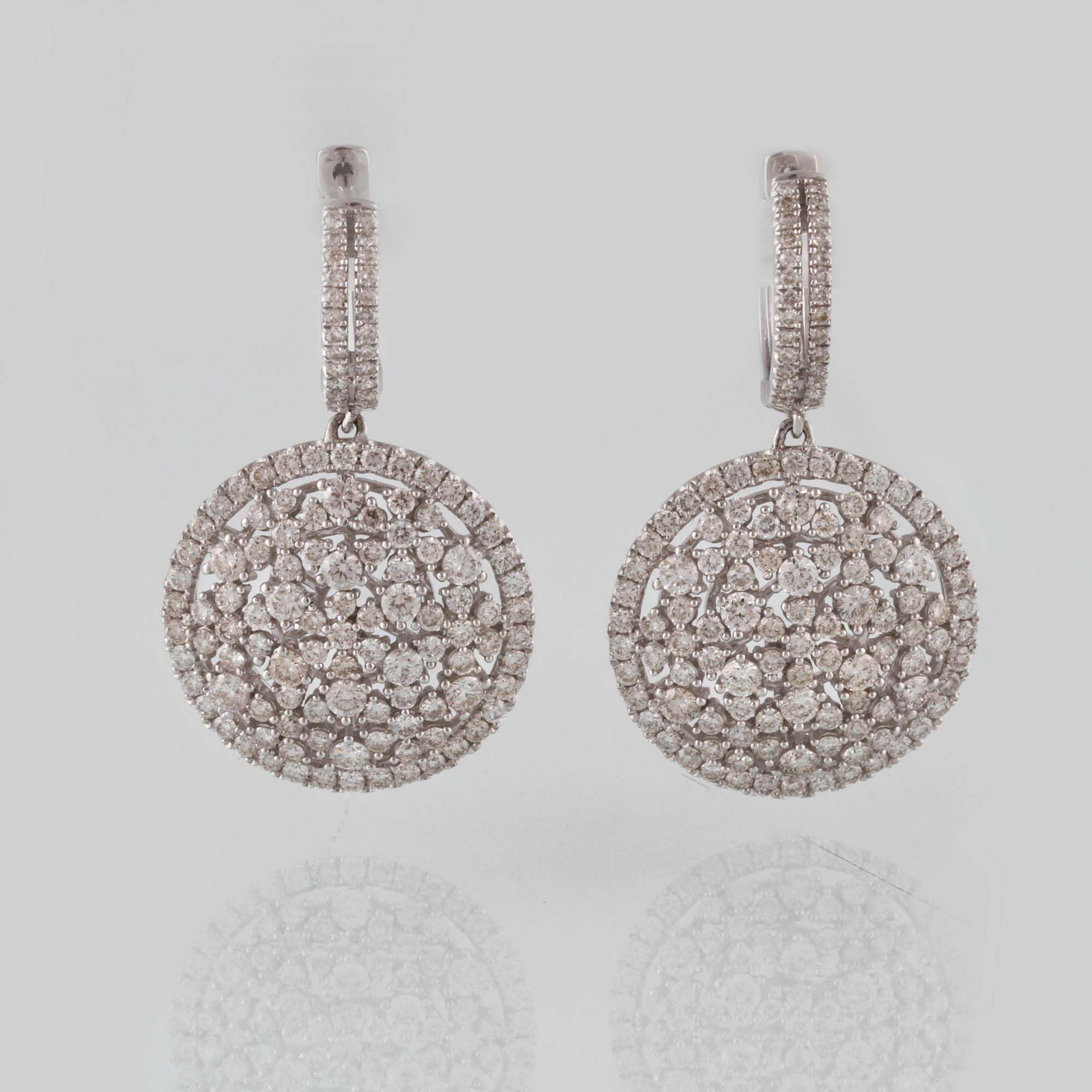 ÖRHÄNGEN, 18K vitguld med 258 briljantslipade diamanter 3.42 ct. Vikt 9,9 gram.