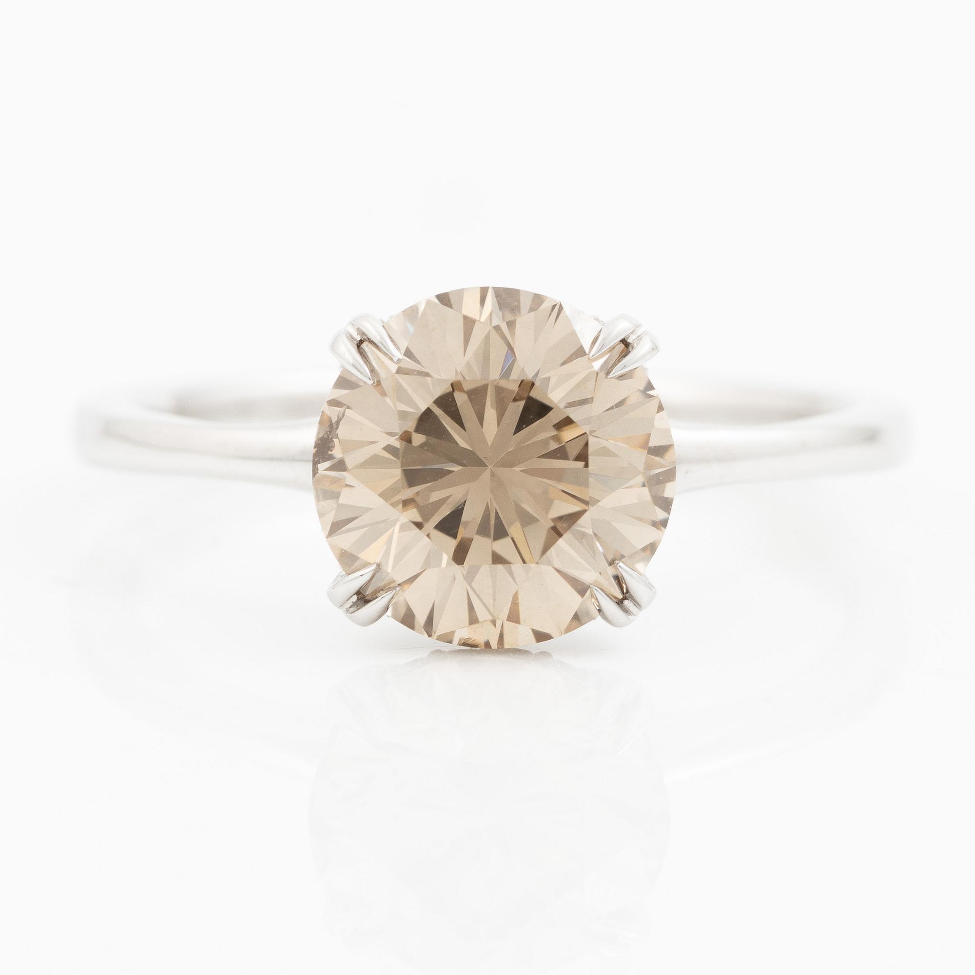 Ring in 18K white gold set with a round brilliant-cut diamond weighing 2.54 ct, accompanied by a GIA report.