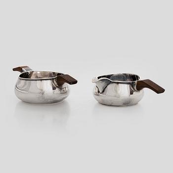 Anna-Greta Eker, Sockerskål och gräddsnäcka, silver och mahogny, Auran Kultaseppä oy, Åbo 1963.