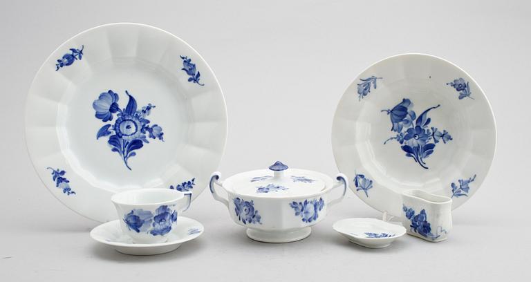 SERVISPORSLIN, 42 delar, "Blå Blomst", Royal Copenhagen.