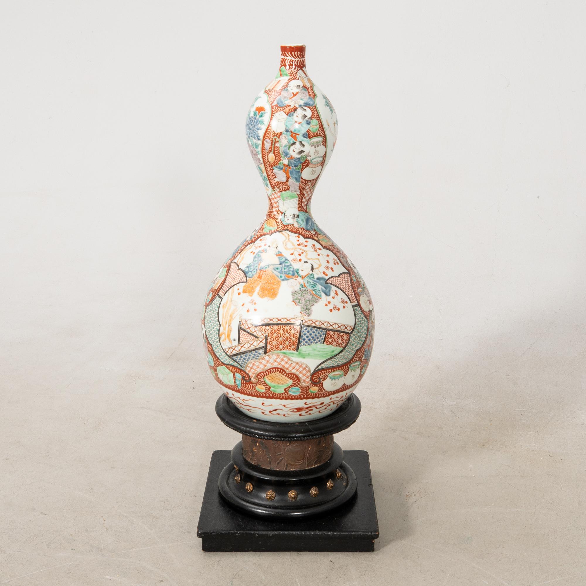Vase Japan, late 19th century porcelain.