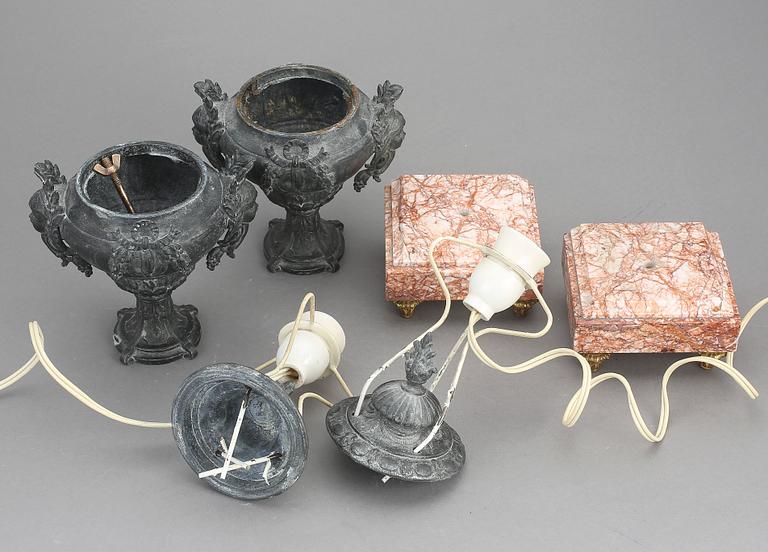 BORDSLAMPOR, ett par, metall och marmor, sent 1800-tal.