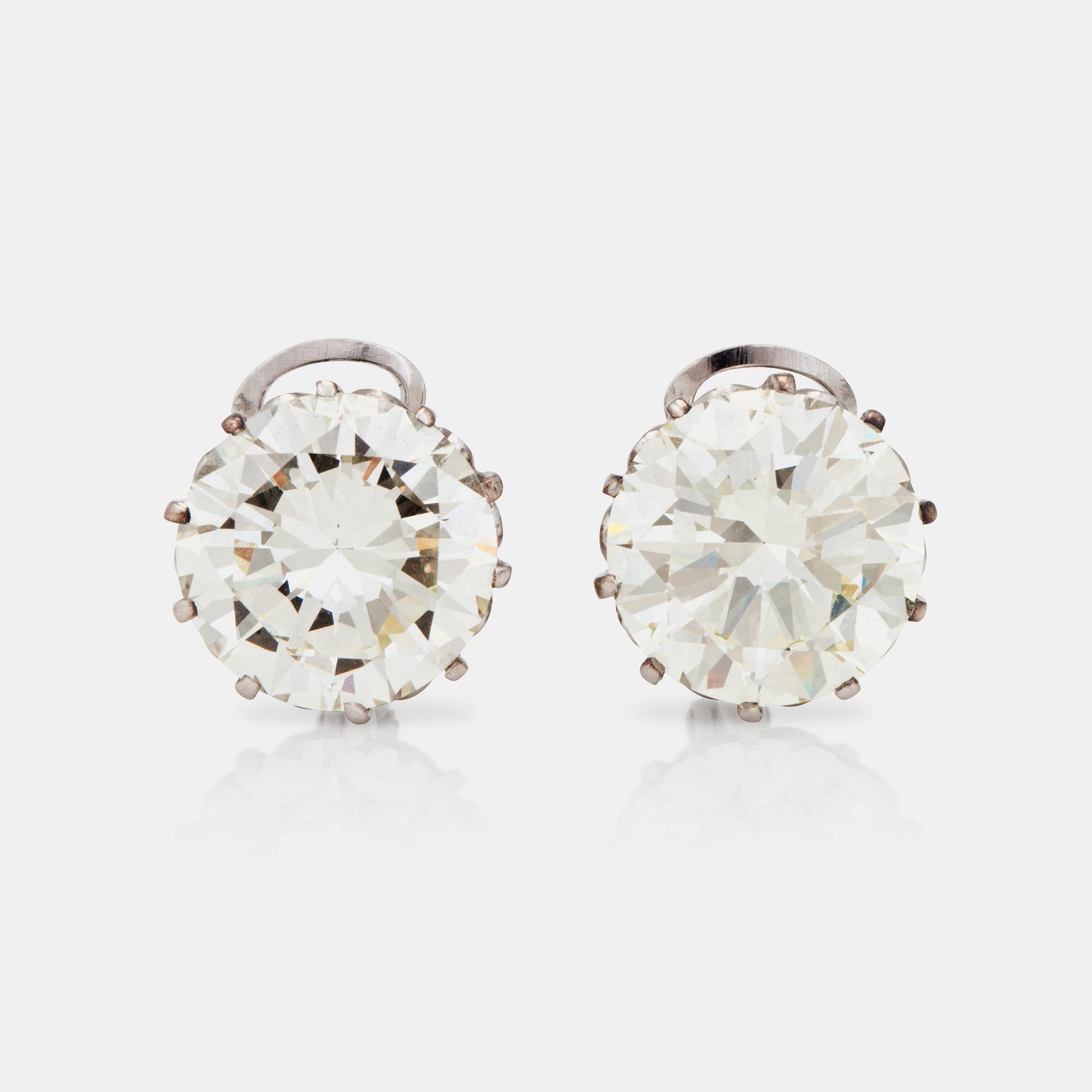 ÖRHÄNGEN med briljantslipade diamanter 7.15 och 7.09 ct.