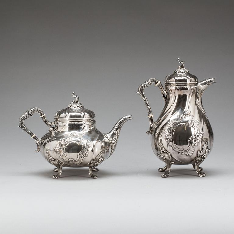 KAFFE- OCH TESERVIS, 4 delar. Silver, firma Michelsen. Köpenhamn 1931. Rokokostil. Ca 3500g.