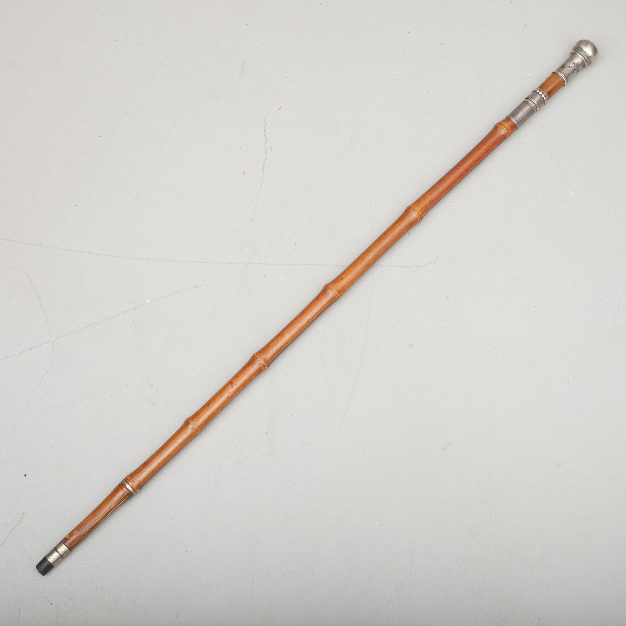 SPATSERKÄPP / STICKVAPEN, bambu och silver, 1800-tal.