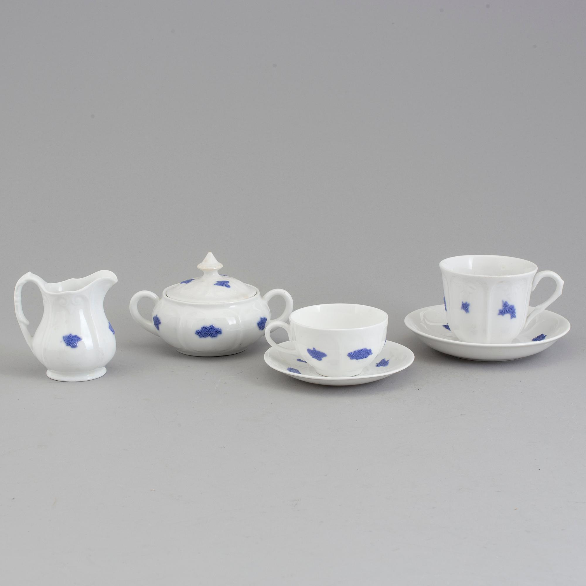 SERVISPORSLIN, 24 snarlika delar, "Blå Blom", Gustavsberg, 1900-tal.