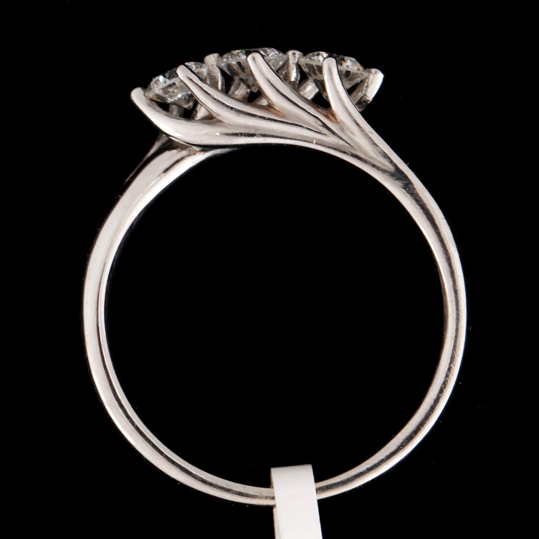 RING, 14k vitguld med diamanter tot 0,52ct. Vikt ca 2,69 gram.