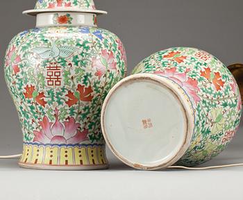 BORDSLAMPOR, ett par, porslin, Kina, 1900-tal.