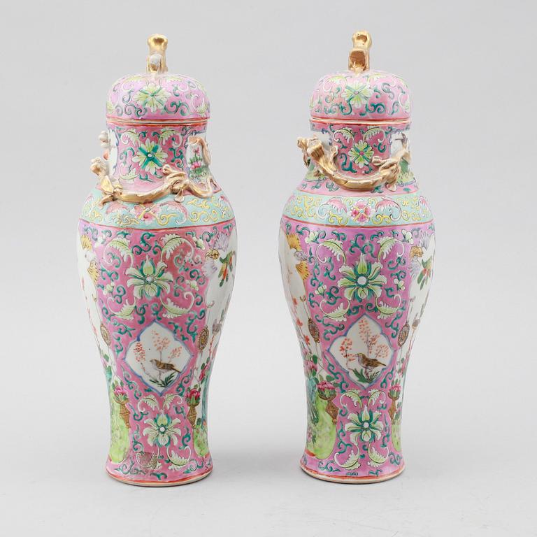 A PAIR OF VASES with lids, porcelain, China, late Qing, 19th century.