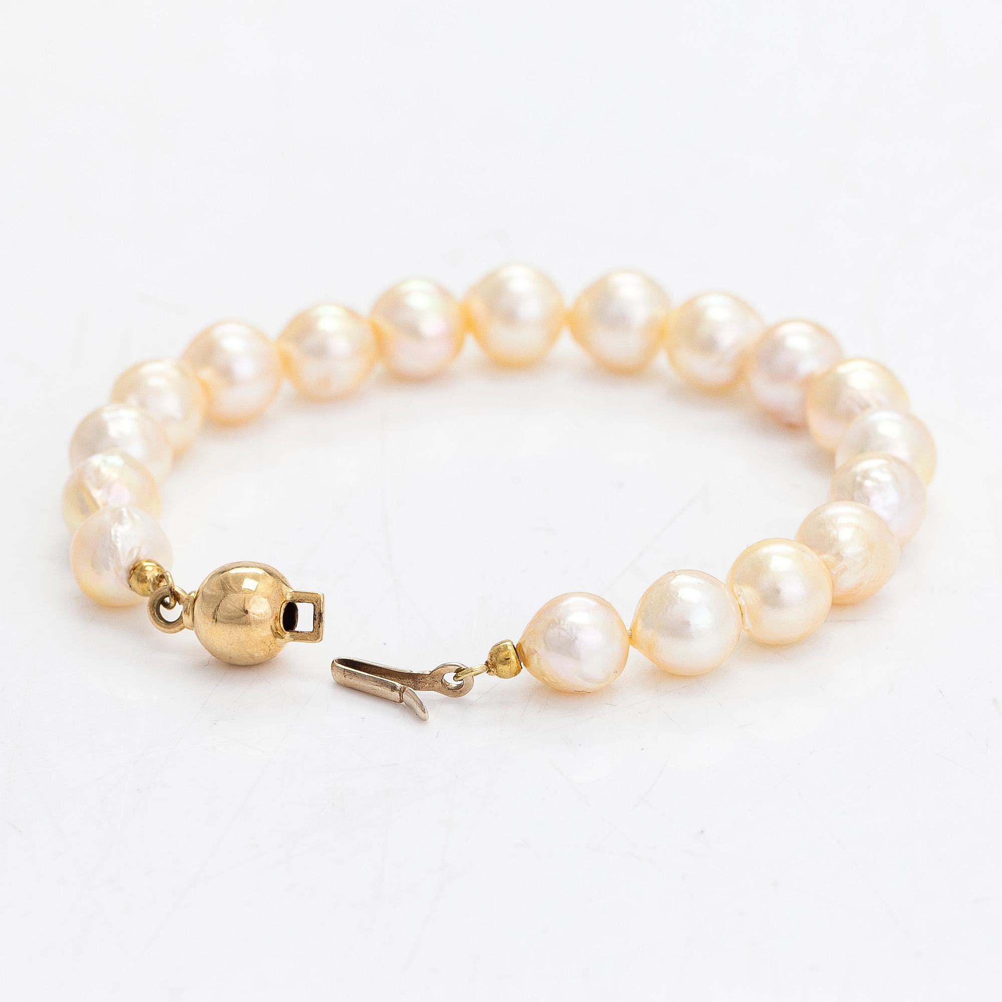 A set of cultured pearl necklace and bracelet, clasps in 18K gold. Italy.