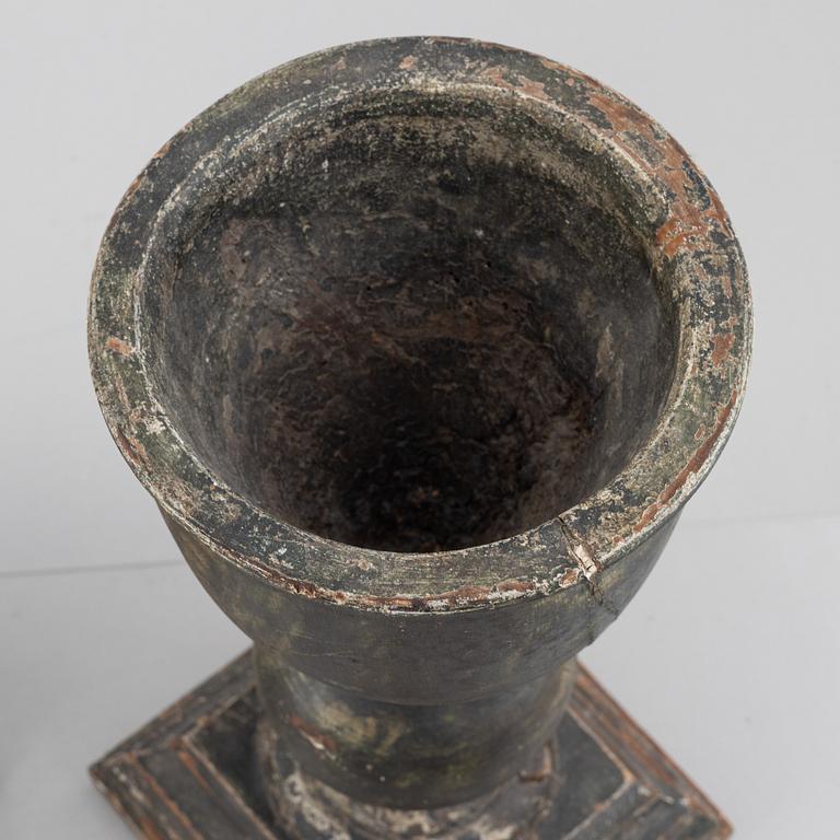 Urnor, ett par, omkring år 1700. Barock.