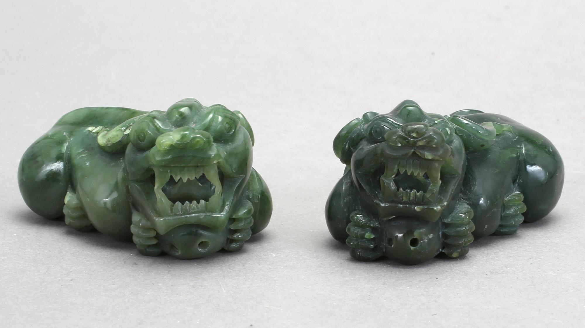 FIGURINER, ett par, troligen nefrit, Kina.