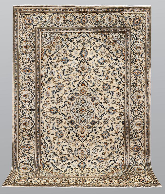 A carpet, Kashan, ca 297 x 200 cm.