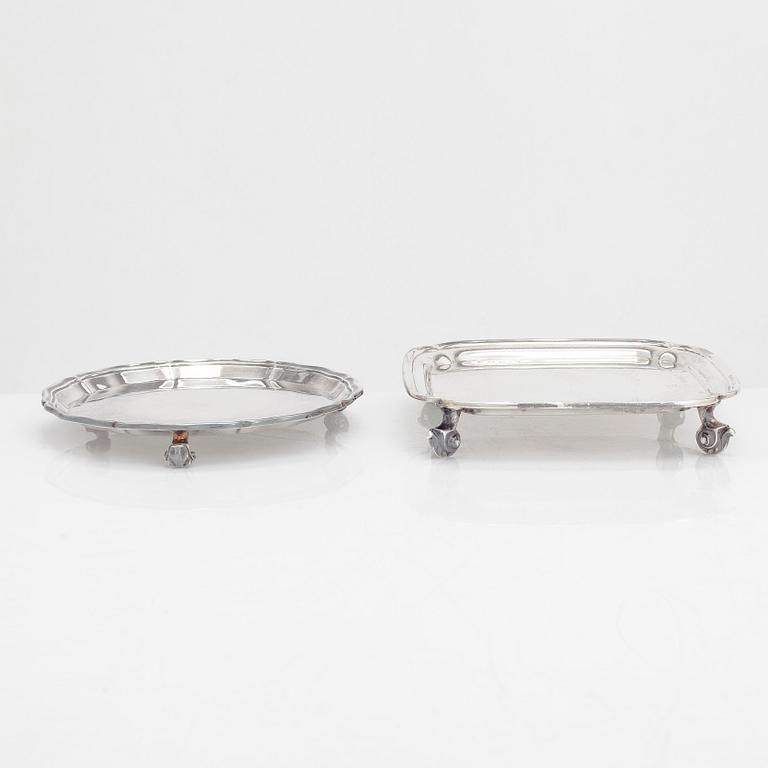 Visitkortsbrickor, 2 st, sterling silver, Viner's Ltd, Sheffield 1932 och 1940.