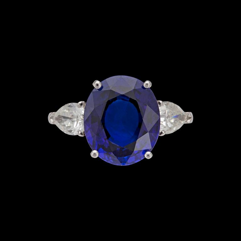 RING, blå fasettslipad safir, 9.02 ct, med droppslipade diamanter, tot. 1.28 ct.