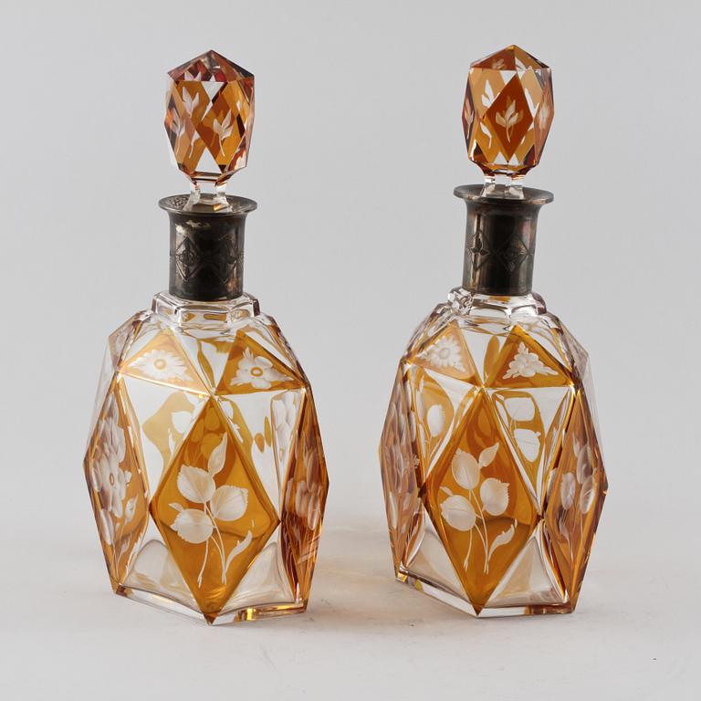KARAFFER, ett par, glas och silver, svenska importstämplar, 1900-tal.