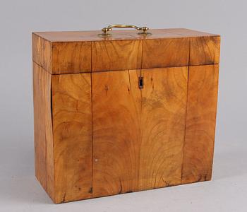 SCHATULL, för brännvinsflaskor, 1800-tal.