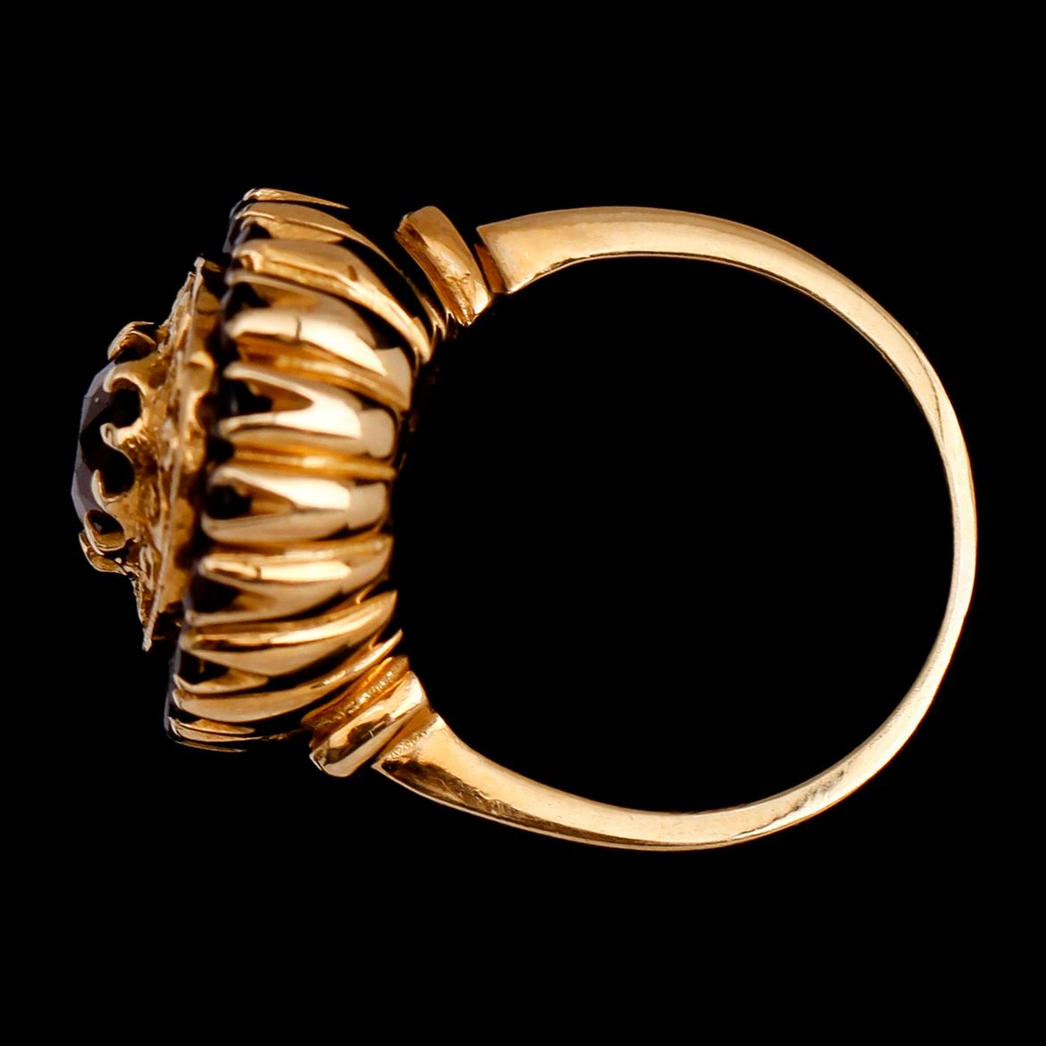 RING, 18 k guld och granater. Vikt ca 8 g.