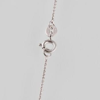 COLLIER, 18K vitguld med fasettslipade blå safirer ca 0.15 ct. Vikt 2,2 gram.