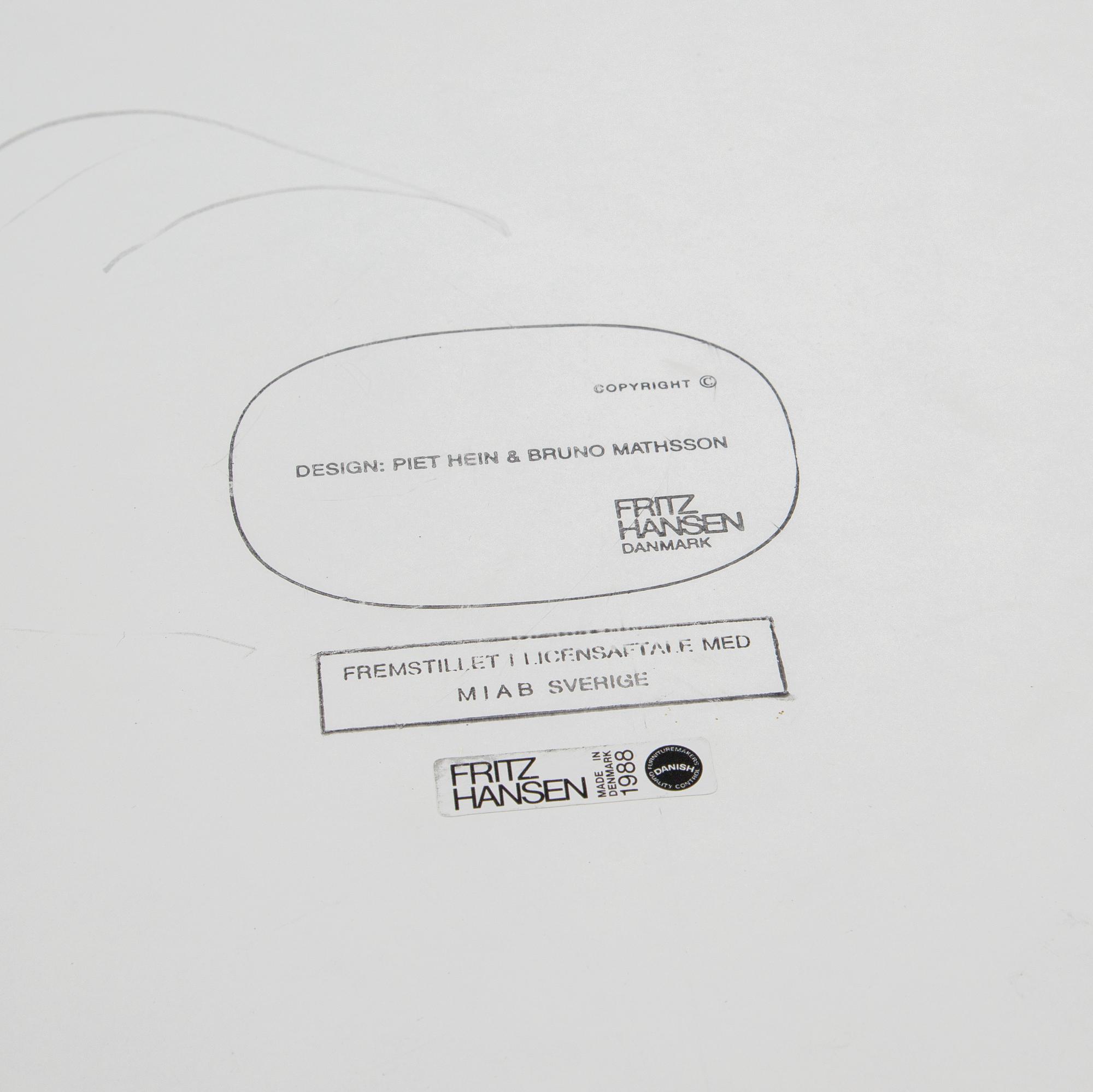 Bruno Mathsson & Piet Hein, "Superellips", Fritz Hansen, datert 1988.
