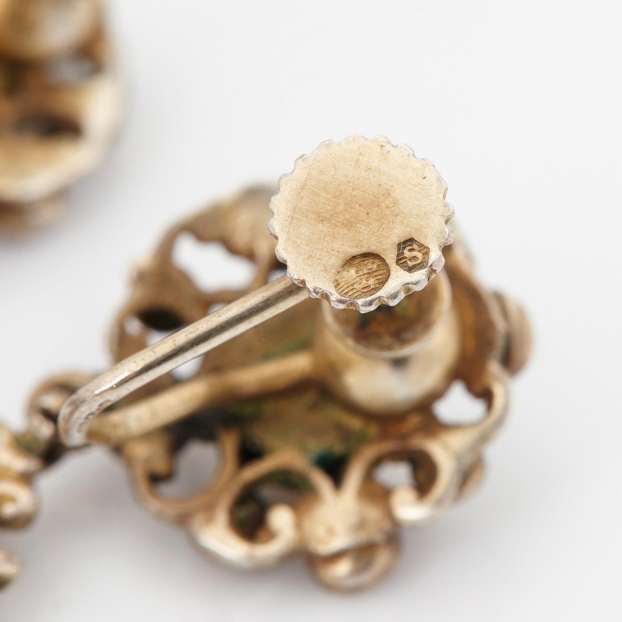 Garnityr bestående av en collier, ett par örhängen och en ring.