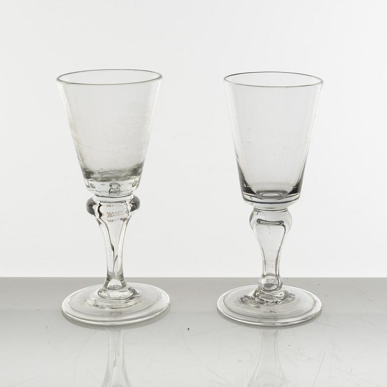 Glas, två stycken, troligen Sverige, 1700-tal.