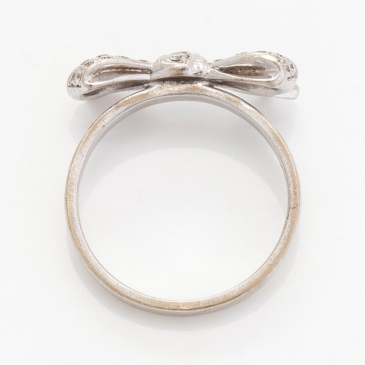 An 18K white gold ring with brilliant-cut diamonds.