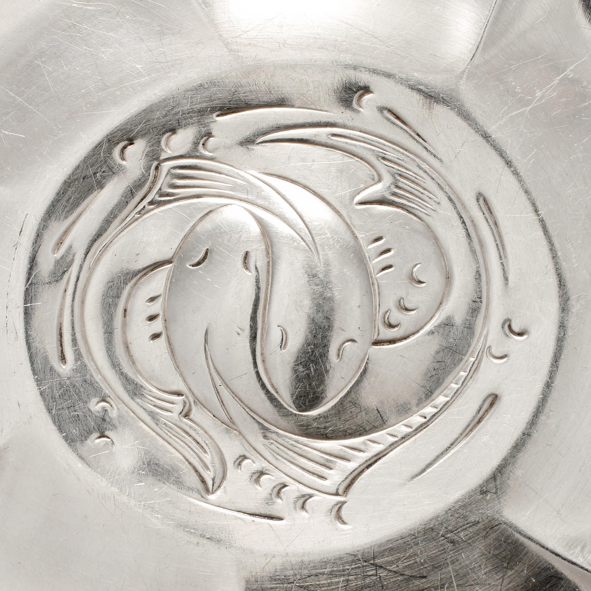 SHAKER, FAT samt 4 COCKTAILGLAS, nysilver, 1900-talets andra kvartal.
