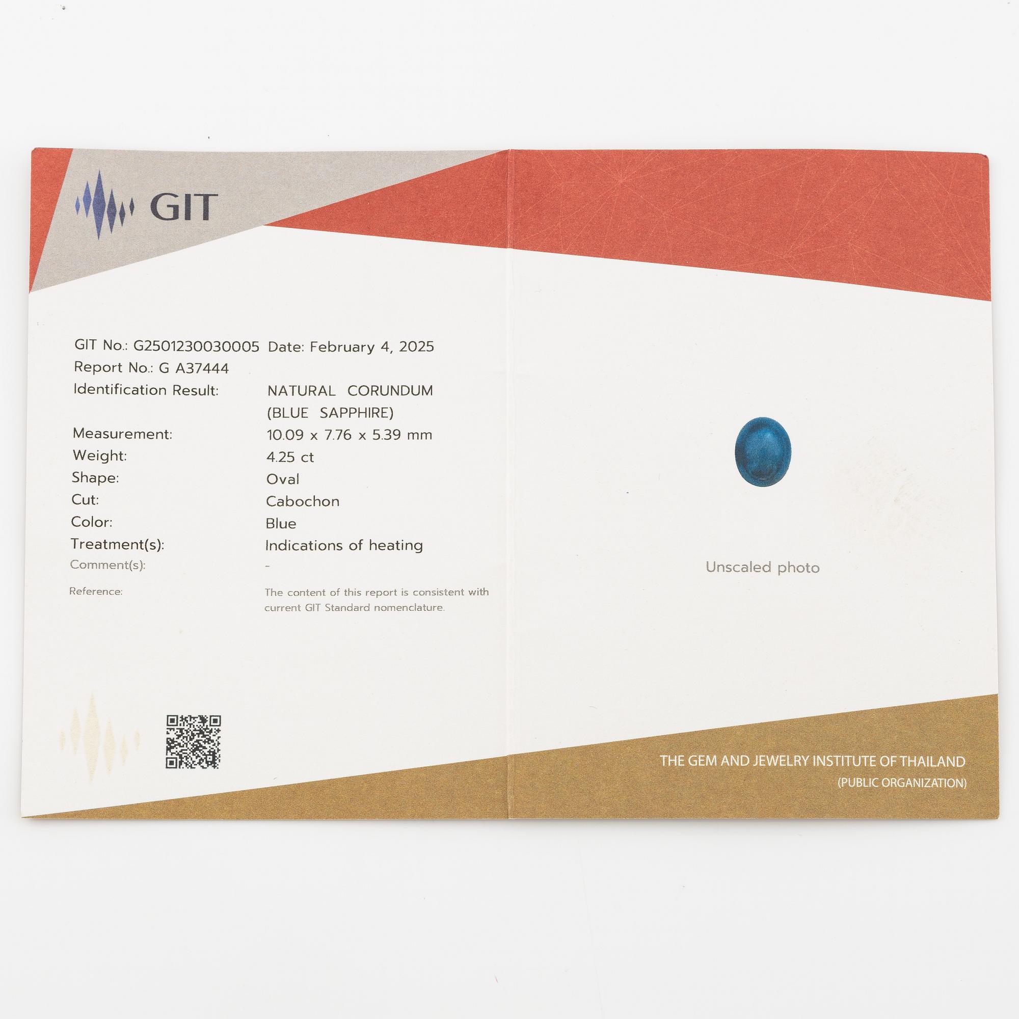 Ring in 18K white gold set with a cabochon-cut sapphire and brilliant-cut diamonds.