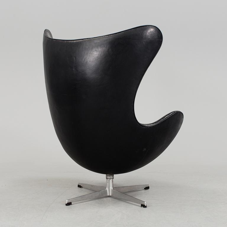 A Danish Arne Jacobsen "Ägget" armchair for Fritz Hansen.