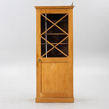 Bokskåp 1800-talets mitt.