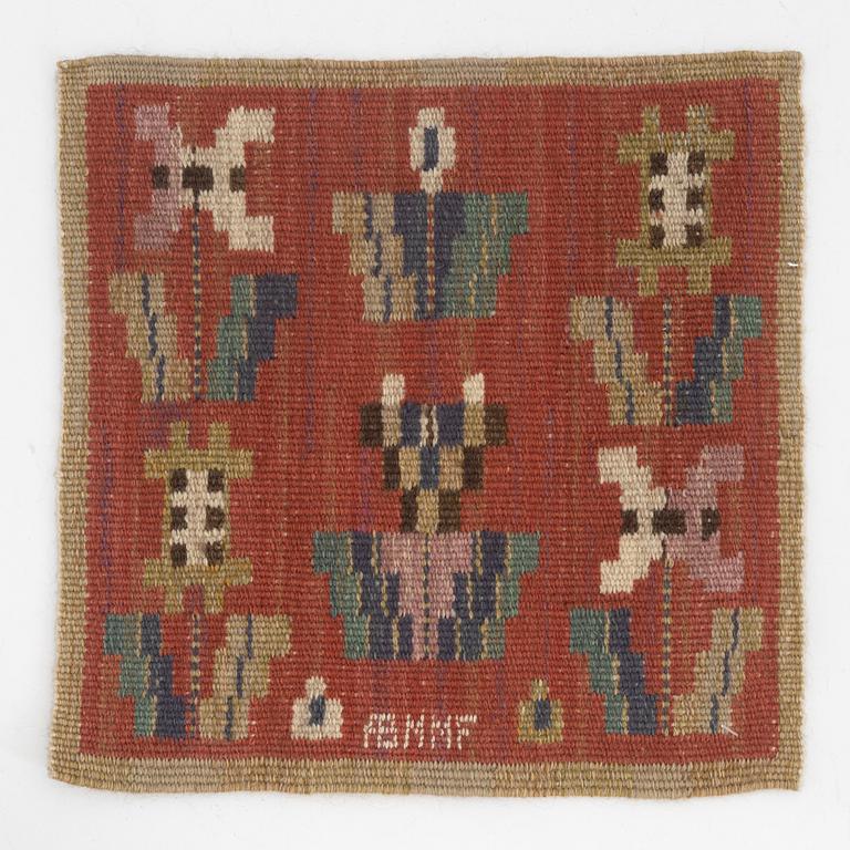 Märta Måås-Fjetterström, a textile, "Blommor på röd botten", flat weave, signed AB MMF, around 32 x 32 cm.