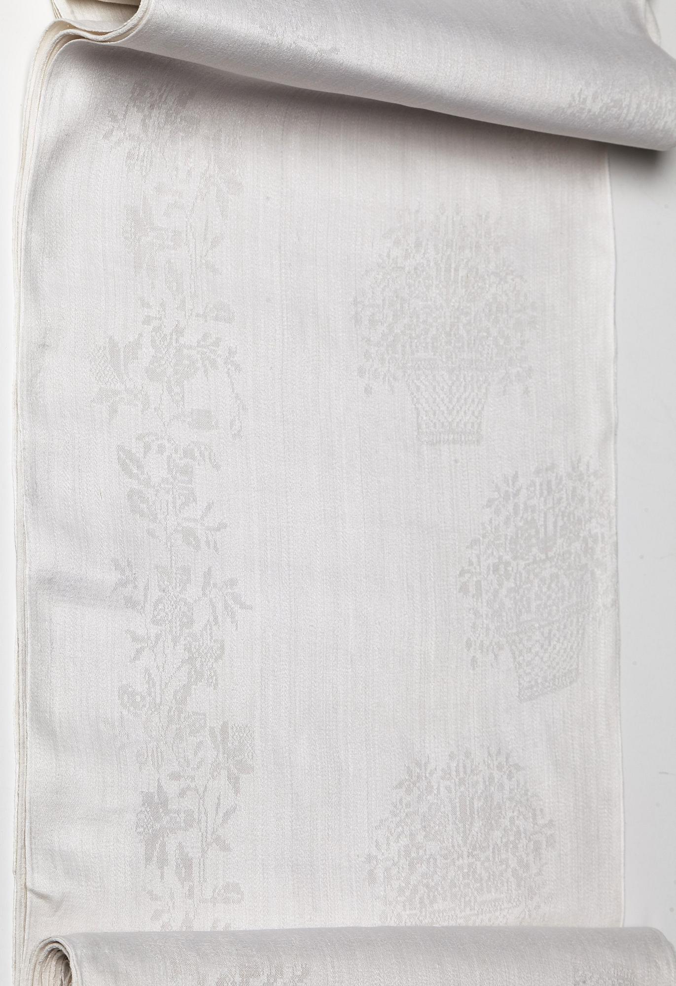 A TABLE CLOTH AND NAPKINS, 24 pieces, linen damask, the table cloth is dated 1827, ca 560-567 x 207,5 cm, Sweden 1827.