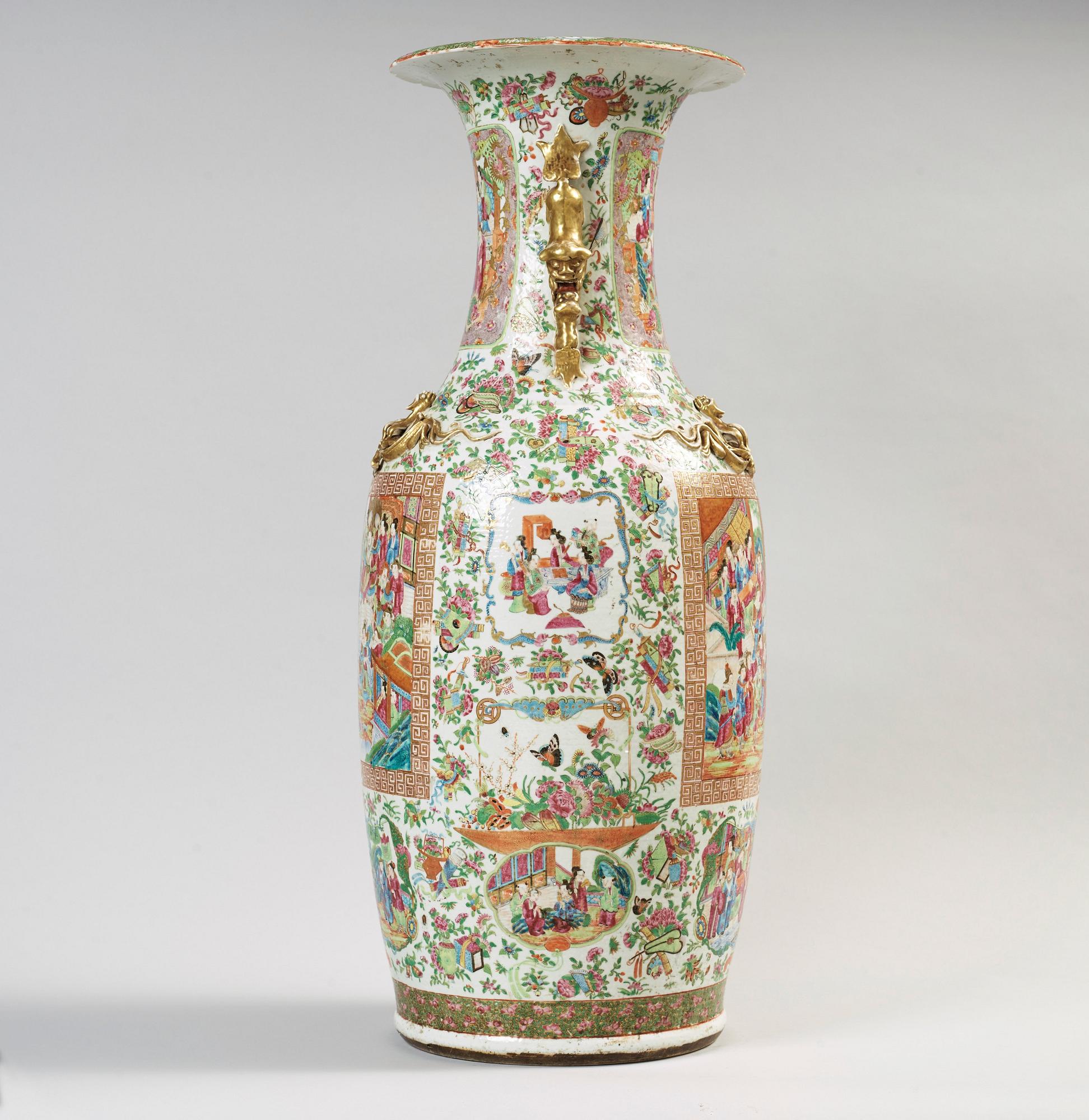 URNA, porslin. Qing dynastin, Kanton, 1800-tal.