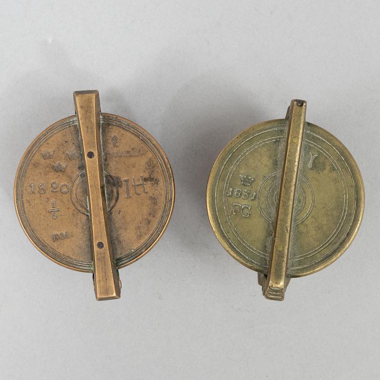 Viktsatser, 2 st, Fredric Mossberg, Södermanlands län, 1820, samt Carl Fredric Gleisman, Stockholm, 1831.