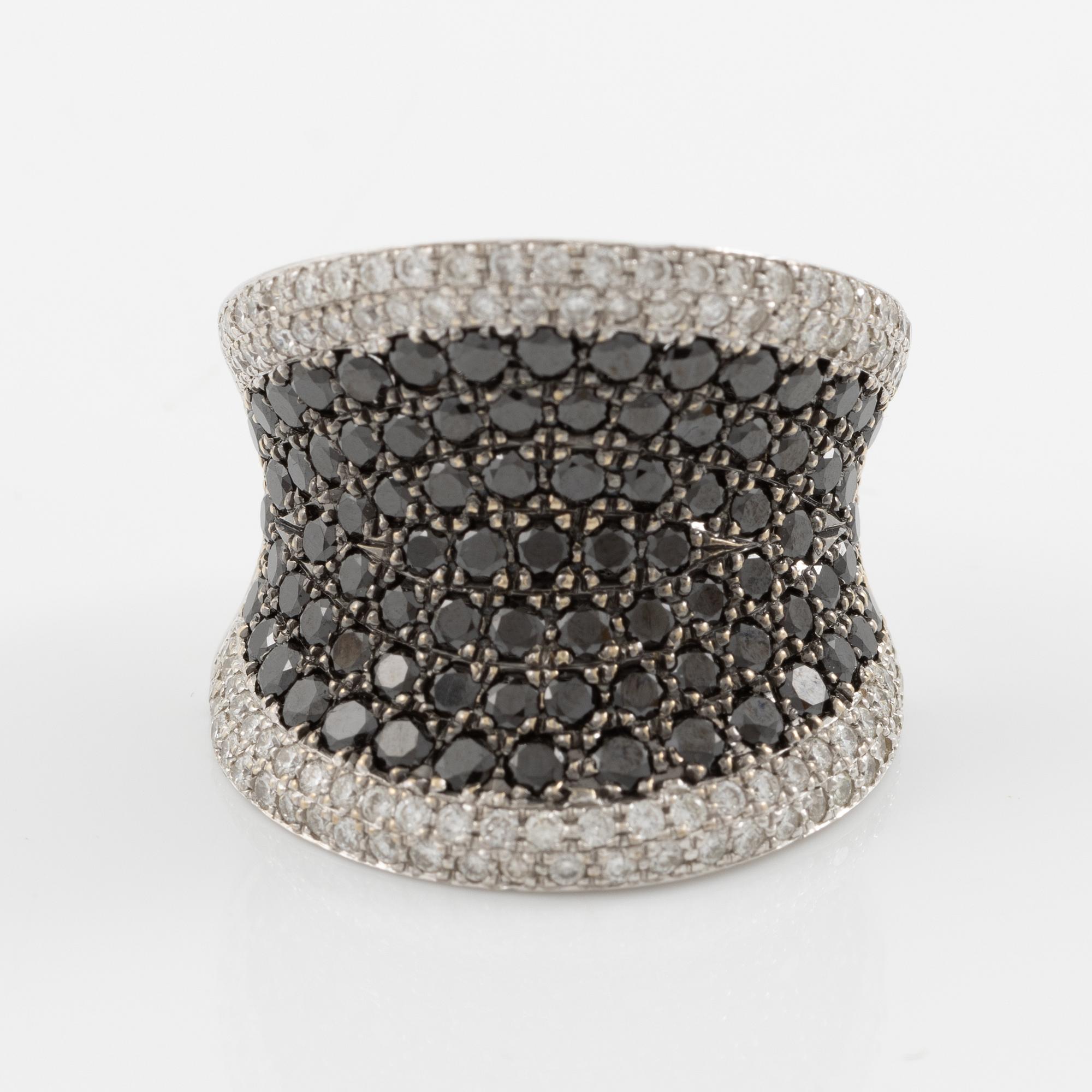 Ring in 18K gold set with round brilliant-cut black and colourless diamonds.