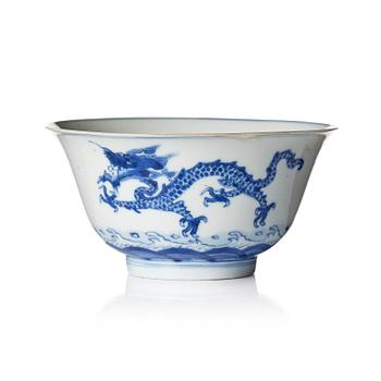 1348. A blue and white 'four clawed dragon' bowl, Qing dynasty, Kangxi (1662-1722).