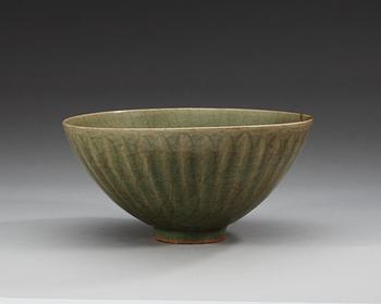 A large celadon glazed Longquan bowl, Yuan/Ming dynasty.
