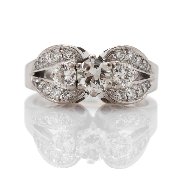Ring, 18k white gold with brilliant-cut diamonds.