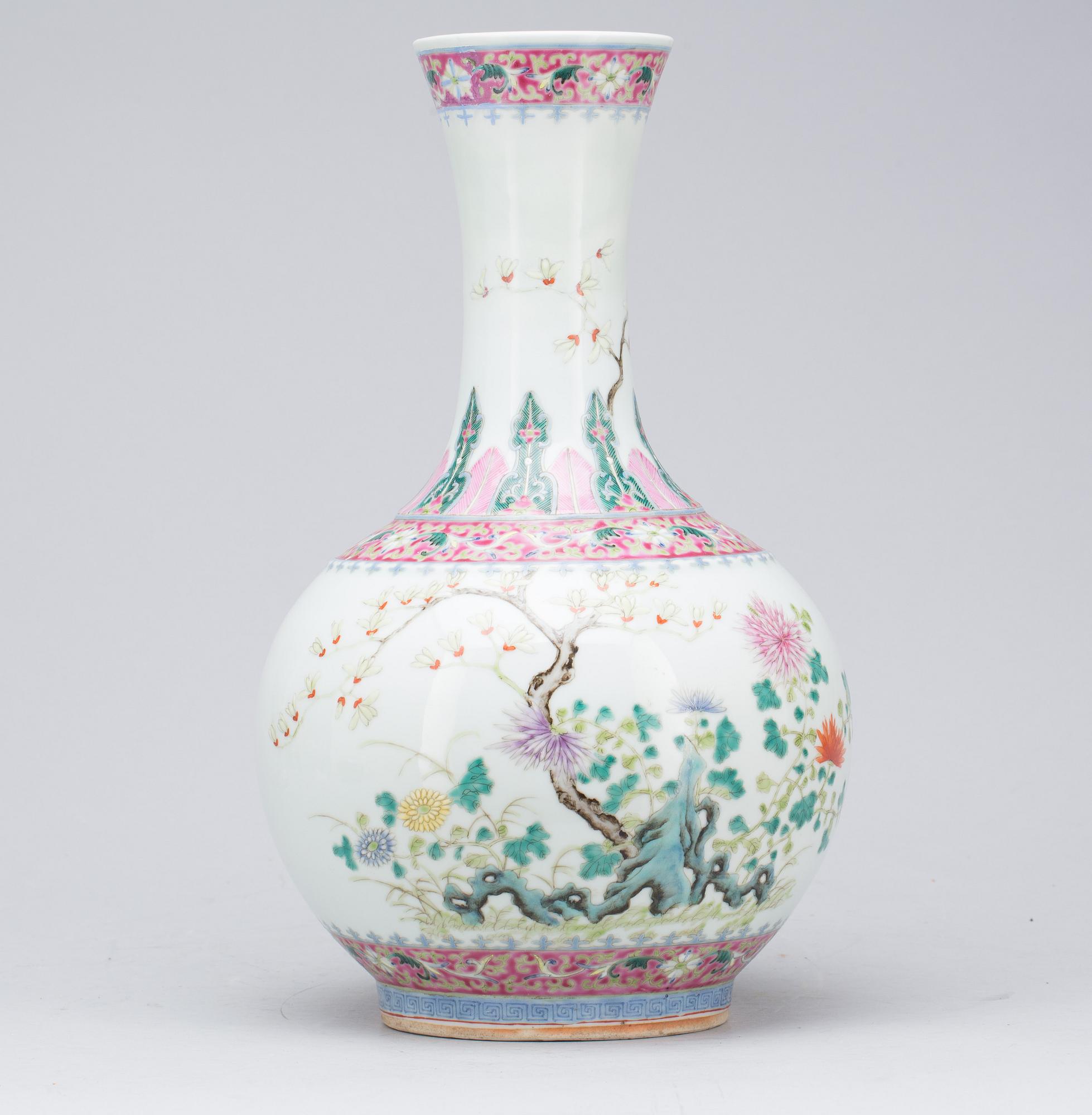 VAS, porslin, Kina, 1900-tal. Troligen Republik (1912-1949).
