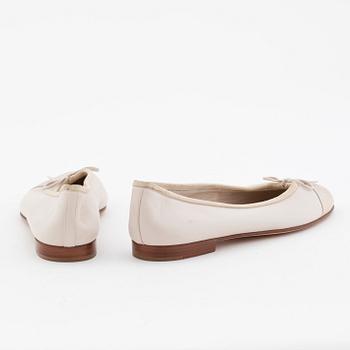 CHANEL, a pair of beige leather ballet flats.