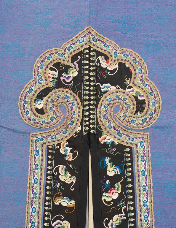 A CHINESE VEST, silk. Height 140 cm. Around 1900.