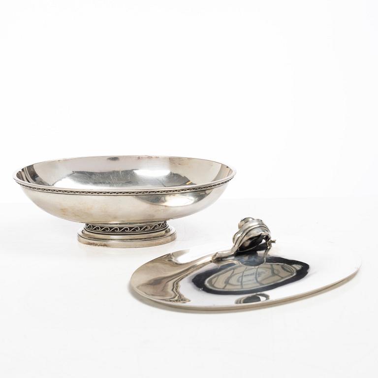 Eric Råström, lockskål, silver, Stockholm 1917, samt sked, J E Skreij, Falun 1927.