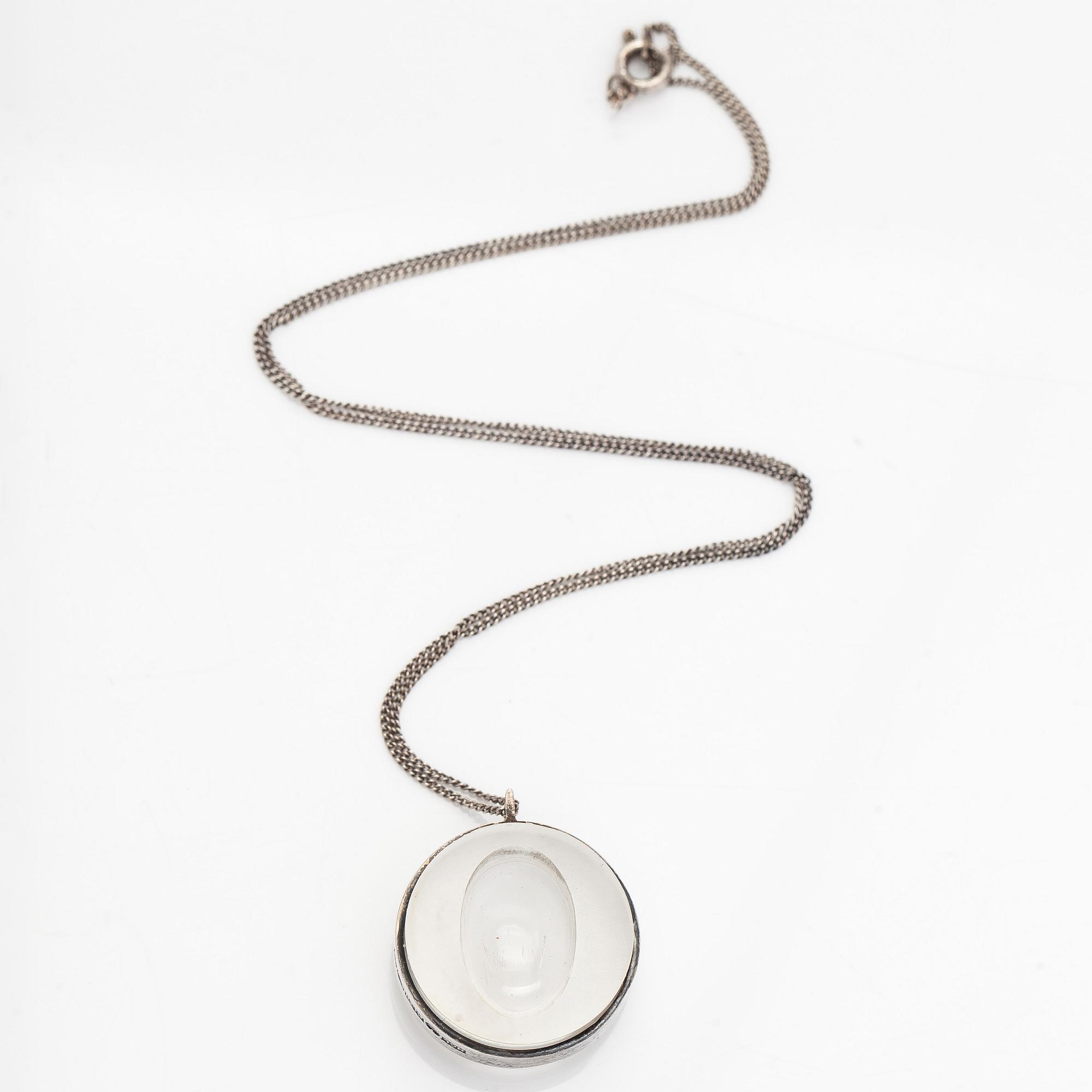 Tapio Wirkkala, riipus, hopeaa ja akryyli, signeerattu TW, Holger Lindström, Helsinki 1961, sekä ketju.