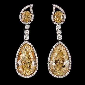 1171. A pair of fancy yellow diamond earrings, 8.88 cts, resp. 8.88 cts each, and smaller white brilliant cut diamonds.